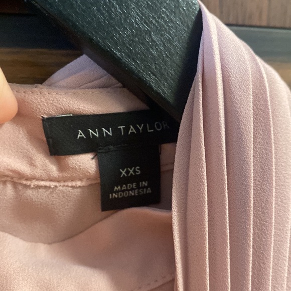 Ann Taylor Light Pink Sleeveless Blouse - Picture 2 of 4